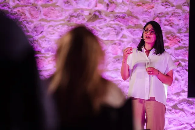 Μια γυναίκα, Πολλές εκδοχές, Όλες αληθινές